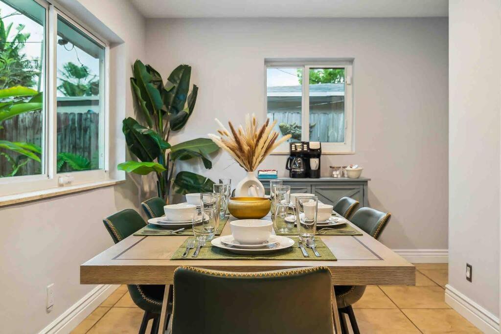 Private Oasis With Pool Near Beaches, Dining & Las Olas فورت لودرديل المظهر الخارجي الصورة